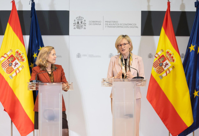 La vicepresidenta primera, Nadia Calviño, y la Comisaria europea de Estabilidad Financiera, Servicios Financieros y Unión de los Mercados de Capitales, Mairead McGuinness, ofrecen una rueda de prensa 24 de noviembre de 2022.