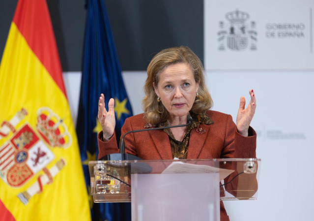 La vicepresidenta primera y ministra de Asuntos Económicos y Transformación Digital, Nadia Calviño, ofrece una rueda de prensa en la sede del Ministerio, a 24 de noviembre de 2022, en Madrid (España). En un contexto de conflicto en suelo europeo y acelera