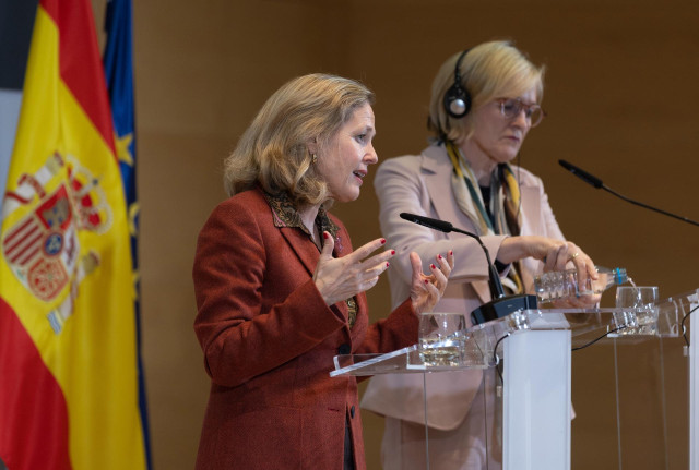 La vicepresidenta primera y ministra de Asuntos Económicos y Transformación Digital, Nadia Calviño (i), y la Comisaria europea de Estabilidad Financiera, Servicios Financieros y Unión de los Mercados de Capitales, Mairead McGuinness (d), ofrecen una rueda