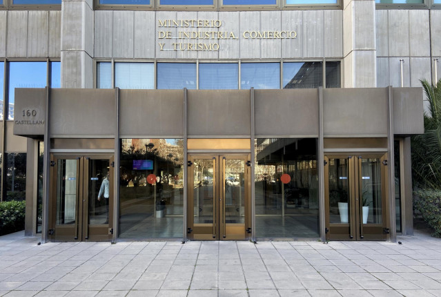 Archivo - Entrada al Ministerio de Industria, Comercio y Turismo, en Madrid (España).
