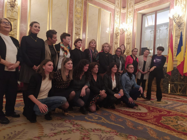 Diputadas de diversas formaciones políticas, a excepción de PP y Vox, se fotografían juntas en el Congreso tras la bronca parlamentaria por las alusines de la diputada Carla Toscano contra la ministra de Igualdad, Irene Montero.