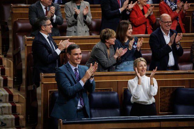 El presidente del Gobierno, Pedro Sánchez, y la vicepresidenta segunda y ministra de Trabajo y Economía Social, Yolanda Díaz,  aplauden tras la aprobación de los PGE2023 en una sesión plenaria en el Congreso de los Diputados, a 24 de noviembre de 2022.
