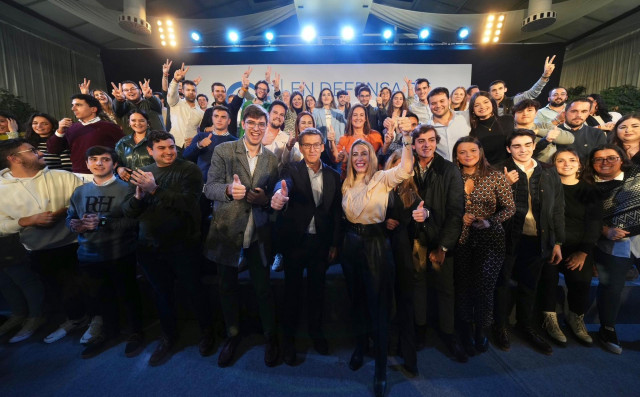 El líder del PP, Alberto Núñez Feijóo, participa en un acto del PP junto a la presidenta del PP de Extremadura, María Guardiola. En Badajoz, 24 de noviembre de 2022.