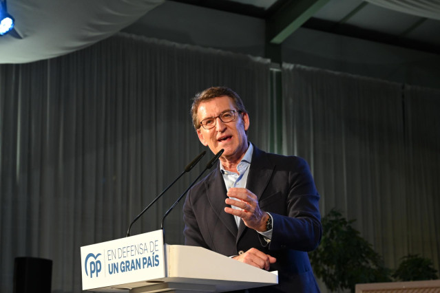 El líder del Partido Popular (PP), Alberto Núñez Feijóo, participa en el acto público 'En defensa de un gran país' en el Palacio de Cristal del Hotel Río, a 24 de noviembre de 2022, en Badajoz, Extremadura (España).