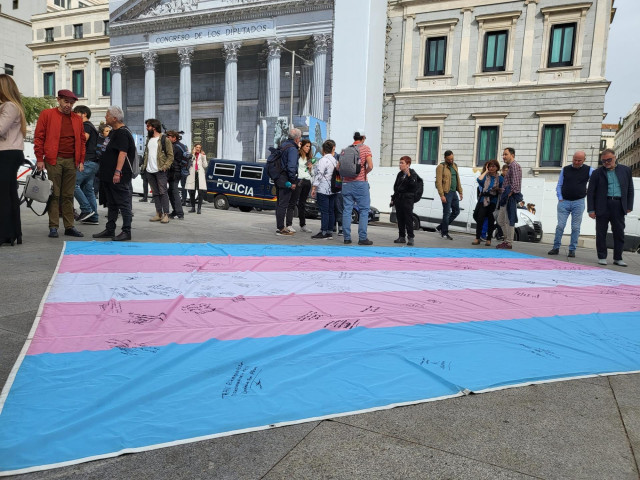 El colectivo trans lleva su bandera al Congreso para que la ley no sufra 