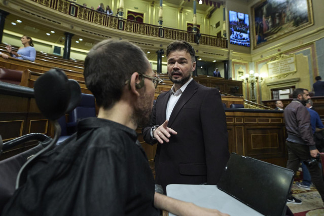 El portavoz de ERC en el Congreso, Gabriel Rufián y el portavoz de Unidas Podemos en el Congreso, Pablo Echenique, en el hemiciclo