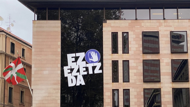 La sede de Sabin Etxea del PNV en Bilbao con el lema 'No es no'