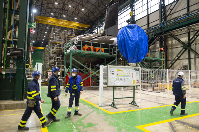 Archivo - Trabajadores en el taller del astillero de Navantia, en Cartagena, Murcia (España).