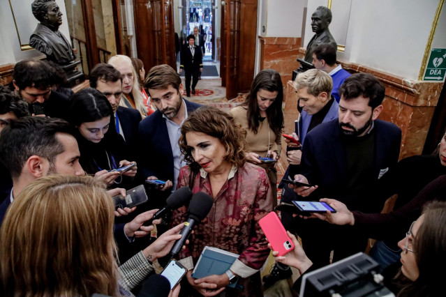 La ministra de Hacienda y Función Pública, María Jesús Montero, ofrece declaraciones a los medios, a su llegada a una sesión plenaria en el Congreso de los Diputados, a 24 de noviembre de 2022, en Madrid (España). Los Presupuestos Generales del Estado (PG