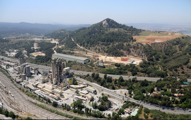 Archivo - La fábrica de Lafarge en Montcada i Reixac (Barcelona), del Grupo LafargeHolcim