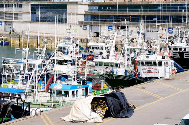 Archivo - Barcos amarrados en el puerto de Santoña