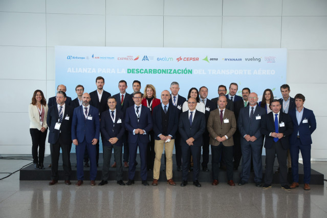 Foto de familia de la presentación de los 220 vuelos con biocombustible de Cepsa que saldrán desde el Aeuropuerto de Sevilla