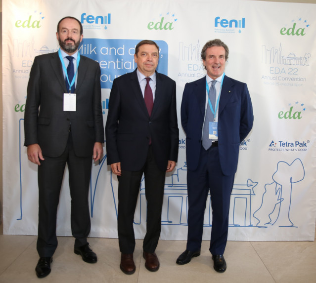 El presidente de FeNIL, Ignacio Elola, y el ministro de Agricultura, Pesca y Alimentación, Luis Planas