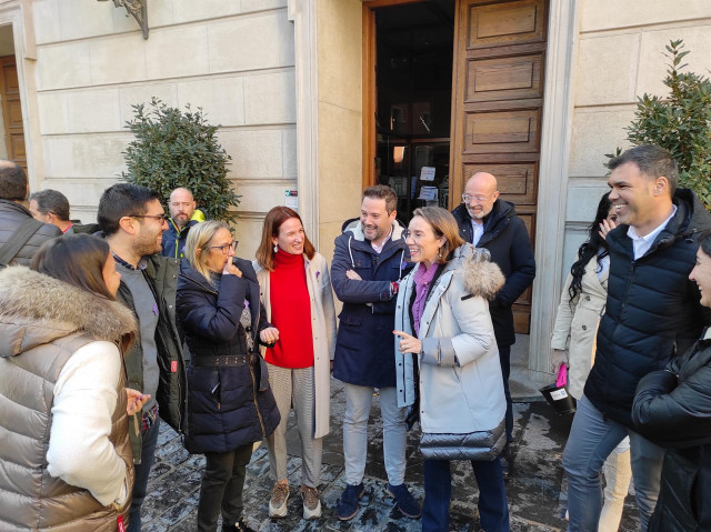 La secretaria general del PP, Cuca Gamara, con el alcalde de Tudela, Alejandro Toquero, y el candidato a la presdiencia del PPN, Javier García.