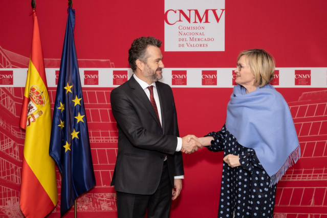 El presidente de la Comisión Nacional del Mercado de Valores (CNMV), Rodrigo Buenaventura, y la comisaria de servicios financieros de la Unión Europea (UE), Mairead McGuinness.