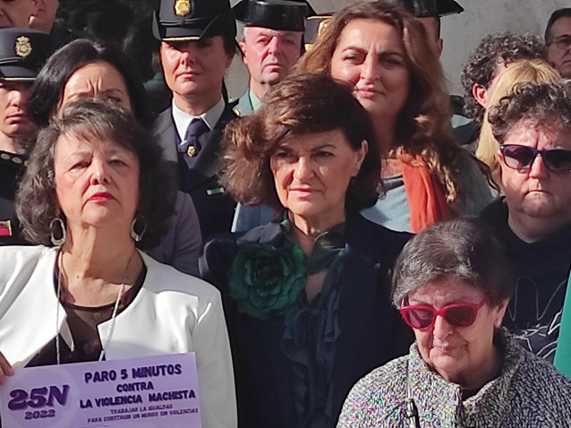 Carmen Calvo en el minuto de silencio por el 25N junto a Rafaela Valenzuela.