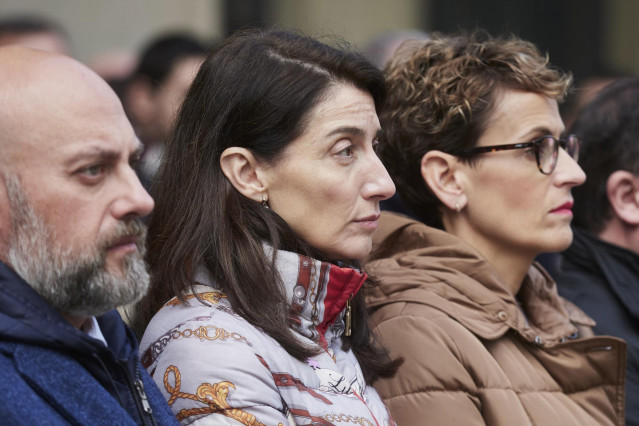 La ministra de Justicia, Pilar Llop, con la presidenta del Gobierno de Navarra, María Chivite, y el delegado del Gobierno en Navarra, José Luis Arasti, en la concentración por del Día contra la Violencia de Género.