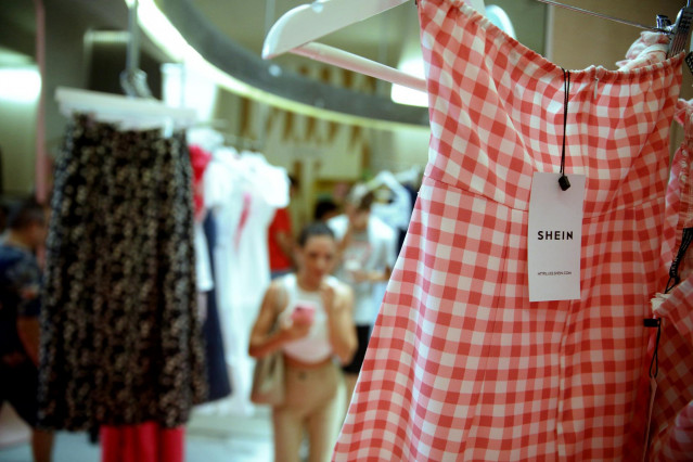 Archivo - Un vestido en la tienda de Shein, en la calle Portal de l’Àngel de Barcelona, a 30 de junio de 2022, en Barcelona, Cataluña (España). Shein ha abierto un ‘show room’ o exposición de productos en Barcelona para popularizar su marca e incrementar