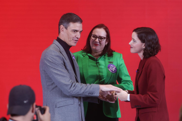 (I-D) El presidente del Gobierno, Pedro Sánchez; la presidenta de la Internacional Socialista de Mujeres, Janet Camilo y la secretaria de Igualdad del PSOE y diputada, Andrea Fernández, durante un acto organizado por el PSOE por el 25N