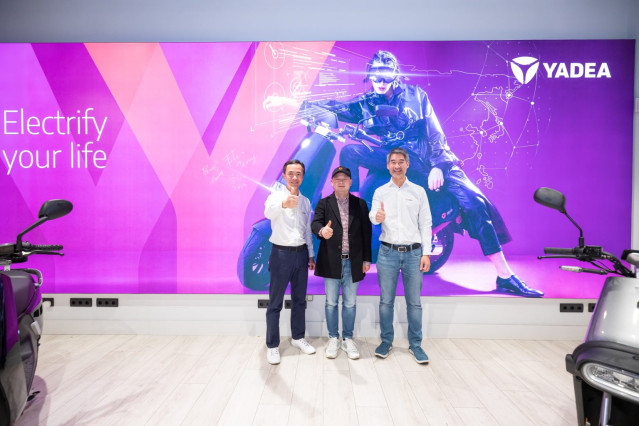 El consejero delegado de Yadea Global, Jerry Zhou (en el medio), junto a los directivos de Yadea España (Carlos Wang, director General y Ernesto Ko, presidente).