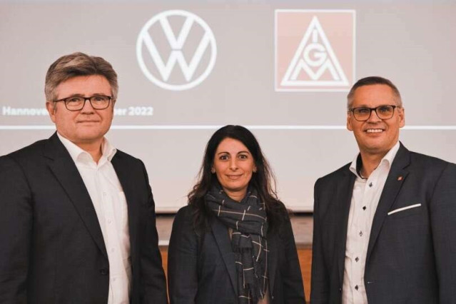 De izda a dcha: el negociador jefe de Volkswagen, Arne Meiswinkel; la presidenta del Comité General de Empresa de Volkswagen, Daniela Cavallo, y el negociador del sindicato IG Metall, Thorsten Gröger.