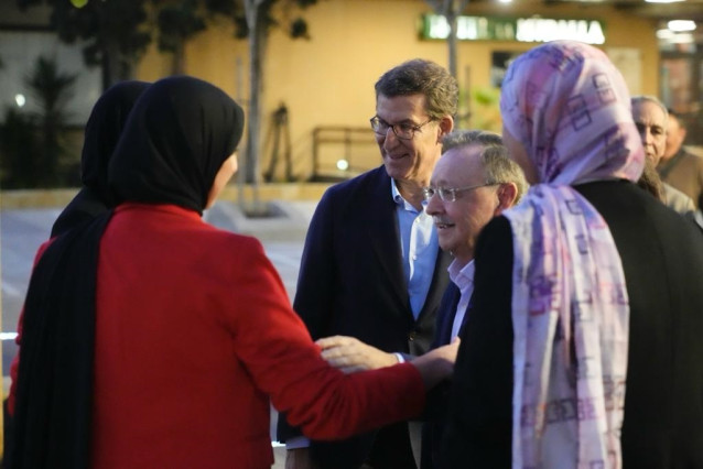 El líder del PP, Alberto Núñez Feijóo, junto al presidente del PP de Ceuta, Juan José Vivas, antes de asistir al congreso del PP de Ceuta