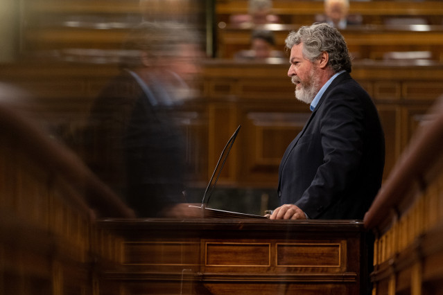 El diputado de Unidas Podemos y coordinador de Alianza Verde, Juantxo López de Uralde, interviene durante una sesión plenaria en el Congreso de los Diputados, a 23 de noviembre de 2022, en Madrid (España).