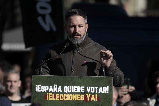 El líder de Vox, Santiago Abascal, interviene durante una manifestación convocada por la formación parlamentaria Vox, en la Plaza de la Universidad, a 19 de noviembre de 2022, en Barcelona, Catalunya (España).