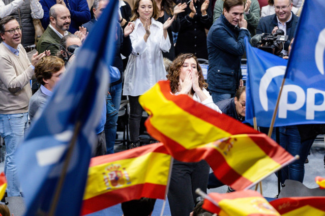 La presidenta de la Comunidad de Madrid, Isabel Díaz Ayuso, lanza un beso a los asistentes, en un acto de ‘En defensa de un gran país’, en el Instituto Ramiro de Maeztu, a 26 de noviembre de 2022, en Madrid, (España).