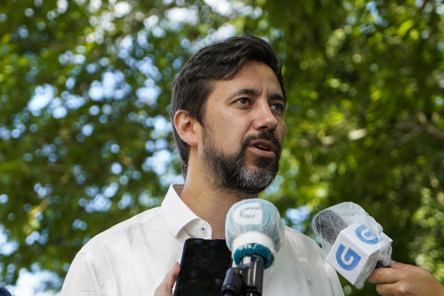 Archivo - Imagen de recurso del diputado de Unidas Podemos Galicia en Común, Antón Gómez-Reino, atendiendo a los medios de comunicación.