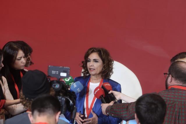 La ministra de Hacienda y Función Pública, María Jesús Montero, ofrece declaraciones a los medios durante el XXVI Congreso de la Internacional Socialista (IS) en IFEMA, a 26 de noviembre de 2022, en Madrid (España).