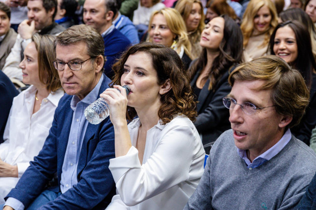 (I-D) El presidente del Partido Popular, Alberto Núñez Feijóo, la presidenta de la Comunidad de Madrid, Isabel Díaz Ayuso, y el alcalde de Madrid, José Luis Martínez-Almeida, en un acto de ‘En defensa de un gran país’,a 26 de noviembre de 2022, en Madrid