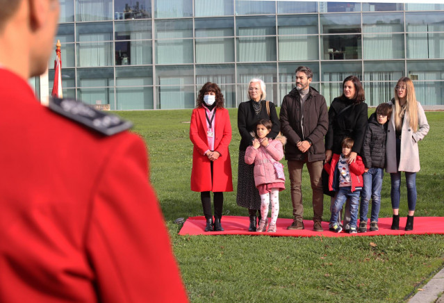 Familiares y allegados del sargento mayor asesinado por ETA Joseba Goikoetxea, durante el homenaje organizado por la Ertzaintza en Erandio