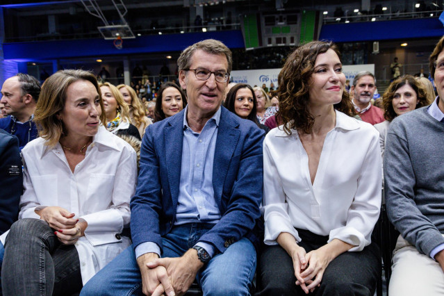 (I-D) La portavoz del Partido Popular en el Congreso, Cuca Gamarra; el presidente del PP, Alberto Núñez Feijóo; y la presidenta de Madrid, Isabel Díaz Ayuso; juntos en un acto de ‘En defensa de un gran país’, en el Instituto Ramiro de Maeztu, a 26 de novi