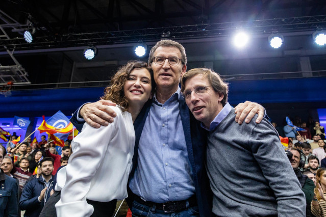 (I-D) La presidenta de la Comunidad de Madrid, Isabel Díaz Ayuso, el presidente del Partido Popular, Alberto Núñez Feijóo, y el alcalde de Madrid, José Luis Martínez-Almeida, se abrazan en un acto de ‘En defensa de un gran país’, en el Instituto Ramiro de