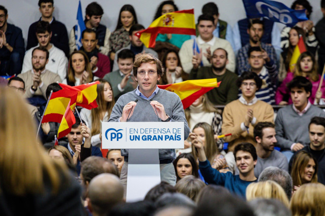 El alcalde de Madrid, José Luis Martínez-Almeida, interviene en un acto de ‘En defensa de un gran país’, en el Instituto Ramiro de Maeztu, a 26 de noviembre de 2022, en Madrid, (España). Este acto es el segundo dentro de la campaña ‘En defensa de un gran