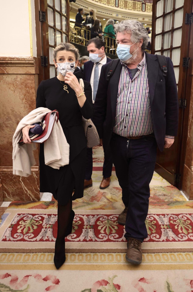 Archivo - La vicepresidenta segunda y ministra de Trabajo y Economía Social, Yolanda Díaz y  el portavoz de Equo en el Cogreso, Juan López de Uralde, a su llegada a una sesión plenaria, en el Congreso de los Diputados, a 2 de marzo de 2022, en Madrid (Esp