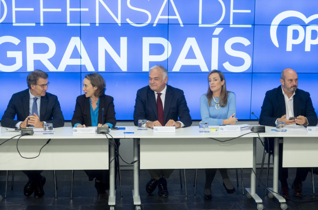 El presidente del PP, Alberto Núñez Feijóo, junto a los miembros del Comité Ejecutivo Nacional del PP, en la sede nacional del PP, a 14 de noviembre de 2022, en Madrid (España).
