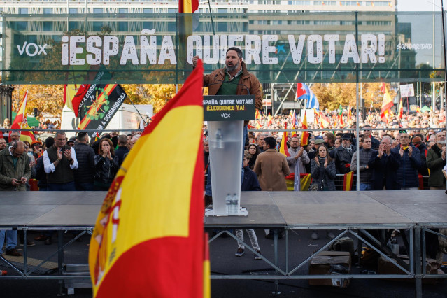 El líder nacional de Vox, Santiago Abascal, interviene durante la protesta por la derogación del delito de sedición del Código Penal, a 27 de noviembre de 2022, en Madrid (España).