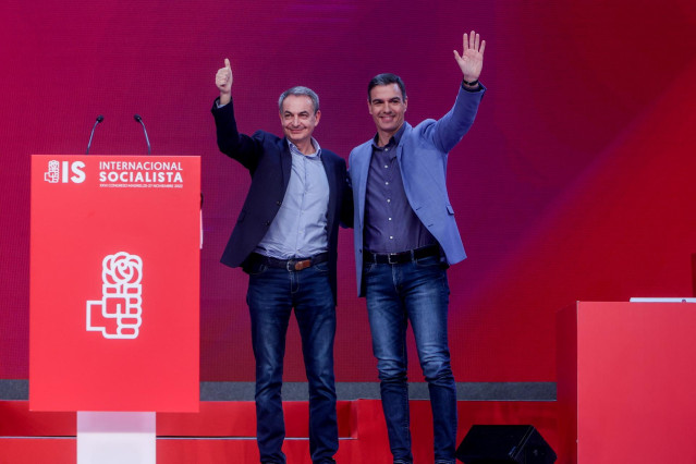 El expresidente del Gobierno, José Luis Rodríguez Zapatero (i), interviene junto al nuevo presidente de la Internacional Socialista, Pedro Sánchez, durante la última jornada del XXVI Congreso de la Internacional Socialista (IS), en IFEMA Madrid.