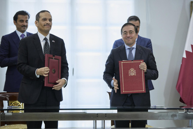Archivo - En la primera fila, el ministro de Asuntos Exteriores, Unión Europea y Cooperación de Catar Mohamed bin Abdulrahman al-Thani y el ministro de Asuntos Exteriores, Unión Europea y Cooperación, José Manuel Albares