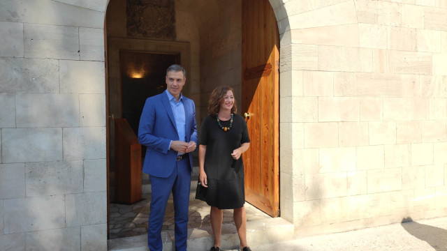 Archivo - La presidenta del Govern balear, Francina Armengol, recibe al jefe del Ejecutivo, Pedro Sánchez, a las puertas del Consolat de Mar, en Palma. Archivo.