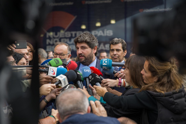 El presidente de Murcia, Fernando López Miras, ofrece declaraciones a los medios durante la celebración del VI acto empresarial por el Corredor Mediterráneo, a 17 de noviembre de 2022, en Barcelona, Cataluña (España). El acto ha reunido a más de 1.500 emp