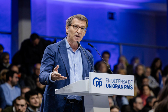 El presidente del Partido Popular, Alberto Núñez Feijóo, interviene en un acto de ‘En defensa de un gran país’, en el Instituto Ramiro de Maeztu, a 26 de noviembre de 2022, en Madrid, (España).