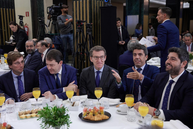 (I-D) El alcalde de Madrid, José Luis Martínez-Almeida; el presidente de las Junta de Castilla y León, Alfonso Fernández Mañueco; el presidente del PP, Alberto Núñez Feijóo; el líder del PP de la Comunidad Valenciana, Carlos Mazón y el presidente de la Re