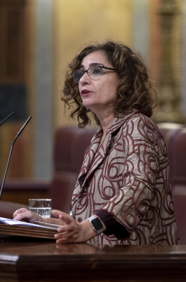 La ministra de Hacienda y Función Pública, María Jesús Montero, interviene durante una sesión plenaria en el Congreso de los Diputados, a 22 de noviembre de 2022, en Madrid (España). Los Presupuestos Generales del Estado (PGE) para 2023 llegaron al Pleno