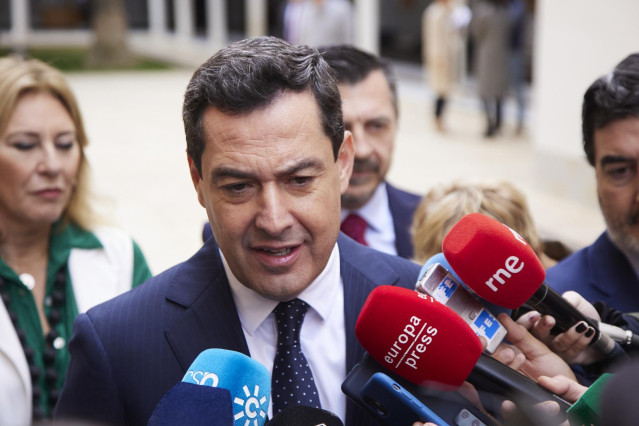 El presidente de la Junta de Andalucía, Juanma Moreno, atiende a los medios de comunicación en los pasillos del Parlamento andaluz en una imagen de archivo