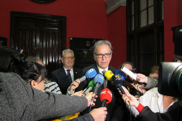 El ministro de Universidades, Joan Subirats, y el rector de la Universidad de Zaragoza, José Antonio Mayoral.
