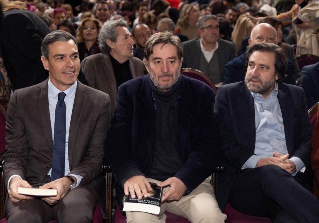 (I-D) El presidente del Gobierno, Pedro Sánchez; el escritor y director del Instituto Cervantes, Luis García Montero; el director del Ateneo de Madrid, Luis Arroyo, durante el homenaje a la escritora Almudena Grandes en el primer aniversario de su falleci