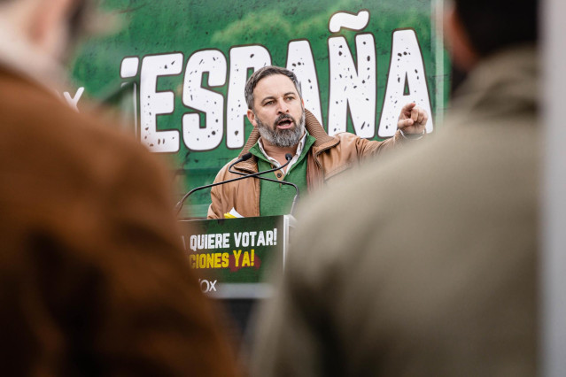 El líder nacional de Vox, Santiago Abascal, interviene durante un acto de protesta, organizado por su formación, en la plaza de Colón.